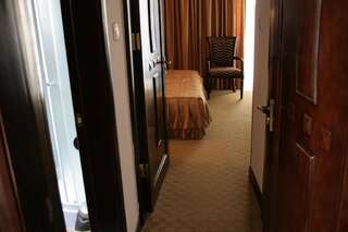 Отель Hotel Arca lui Noe Синая Семейный люкс с 2 спальнями (для 2 взрослых и 2 детей)-1